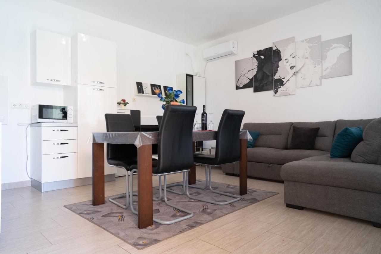 Apartment Mladen Biograd Na Moru Eksteriør bilde